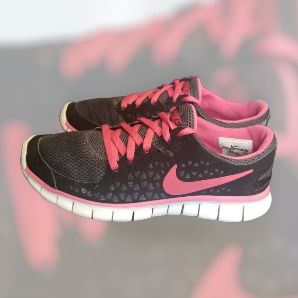 Nike running shoe sneakers pink and black